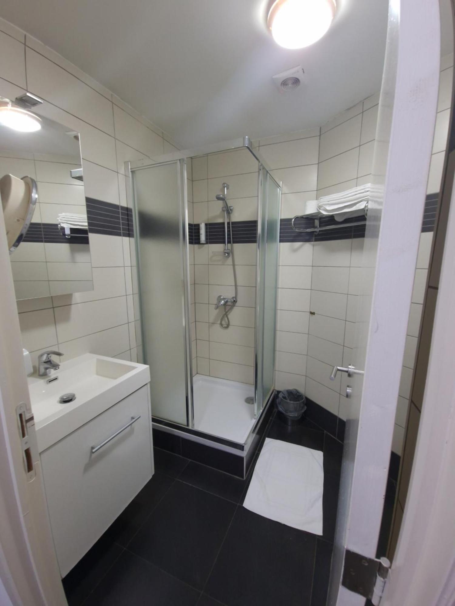 Sky Apart Hotel - Hotel Eurocap Jette ภายนอก รูปภาพ